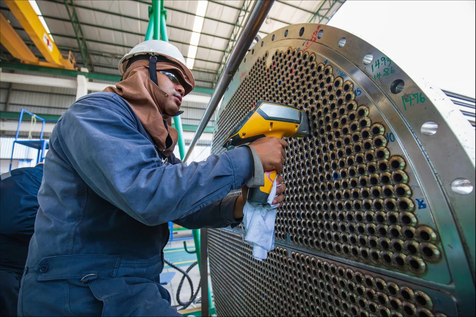 Ingeniero de EKRAIS inspeccionando el espejo de tubos de un intercambiador